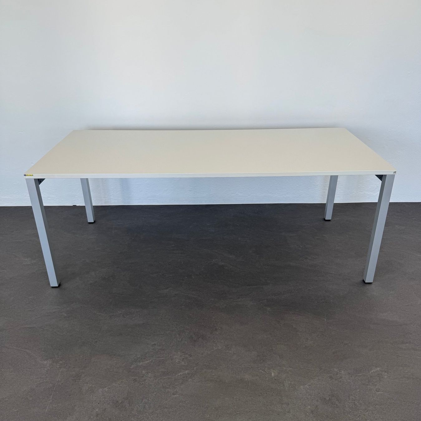 Embru Scrivanie: Embru eQ Vierbeintisch 2000x900 mm – Usato da Schönenwerd venduto da mcofficeshop