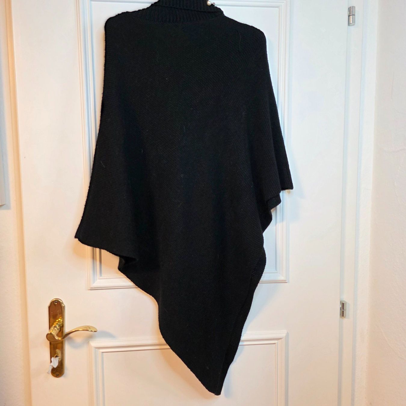 Sonstige Damenmode: Schwarzer Poncho M L asymmetrisch elegant Perlen Chic – Gebraucht aus Wald ZH von CapLux 2
