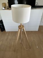 Stehlampe, Holztripod, Lampenschirm in weiss