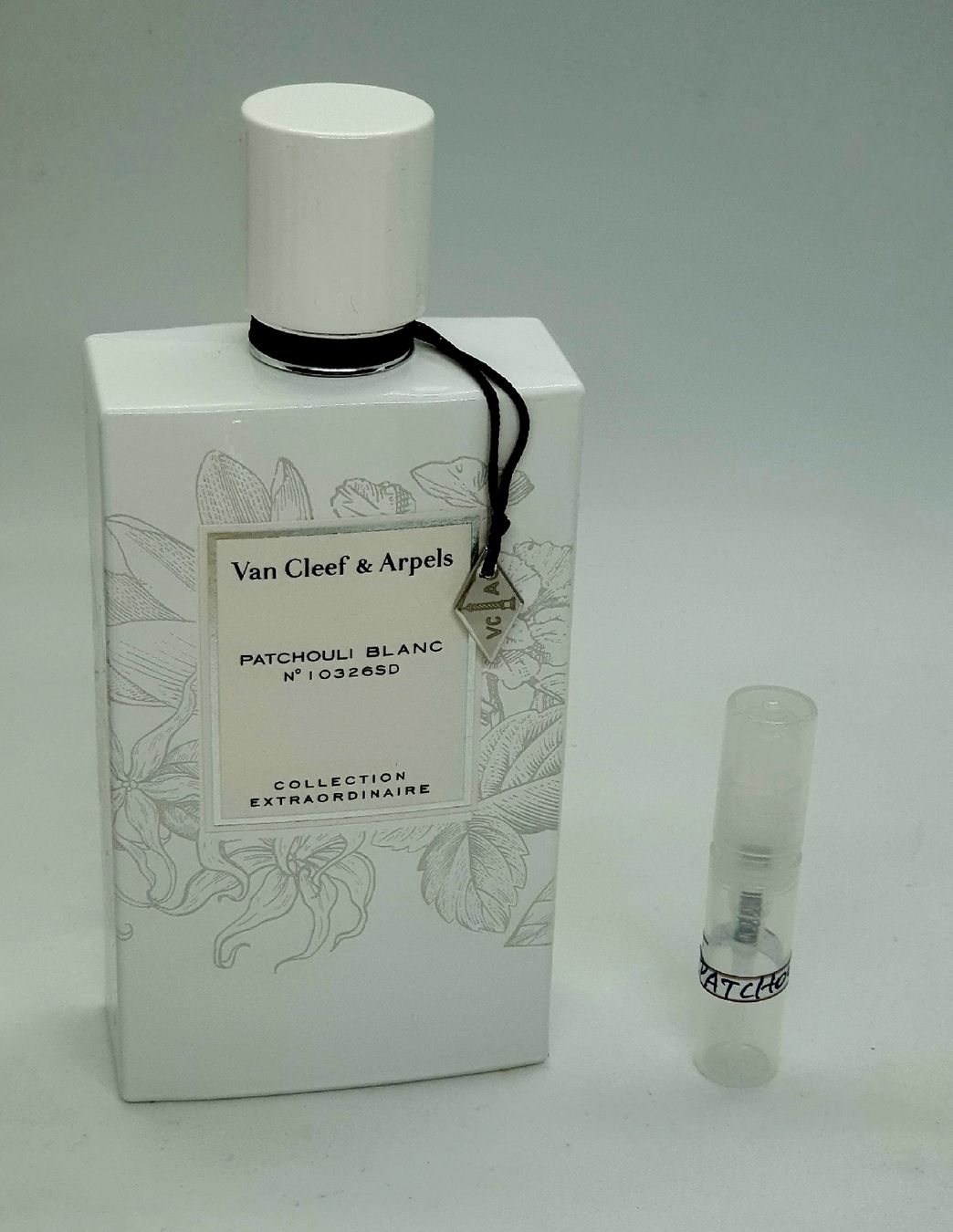 Van Cleef Profumi & Eau de Toilette: 2 ml PATCHOULI BLANC VAN CLEEF ARPELS ABFÜLLUNG – Nuovo (secondo la descrizione) da St. Gallen venduto da CaliSunshine