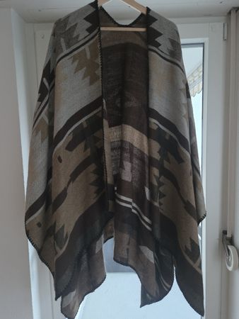 Wunderschöner Poncho, an der längsten Stelle 110 cm lang.