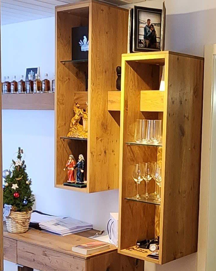Voglauer Scaffali: Voglauer V-Solid – 2 Hängeregale mit Balken echt Eiche – Usato da Appenzell Meister. venduto da ulz_f8gm