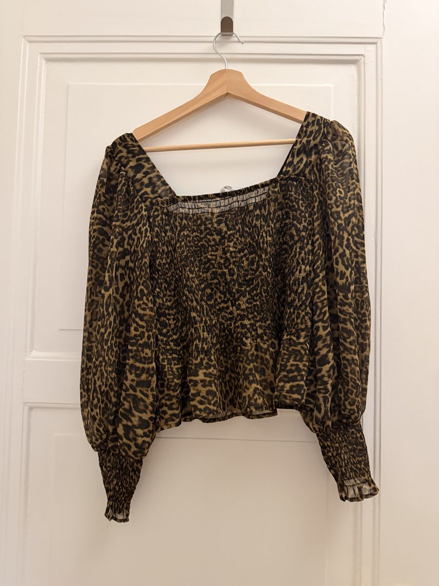 Mango Chemisiers: Leopard Print Blouse Smocked Square Neck Size M – D'occasion à Lausanne par bea_z8jl 1