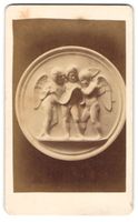 3 Fotografien Basrelief: Musicirende Eng