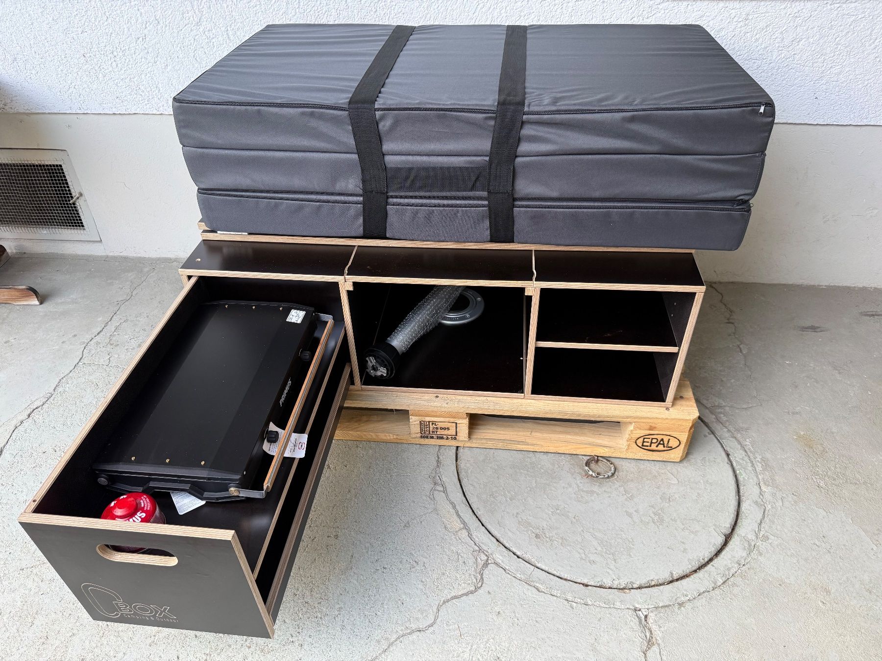 Altri accessori per camping: Camping-Box mit Tischfusssystem, Klappmatratze und Gaskocher – Nuovo (secondo la descrizione) da Winterthur venduto da aykiva
