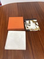 Foulard Hermès vintage avec la boîte