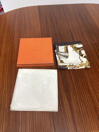 Foulard Hermès vintage avec la boîte 