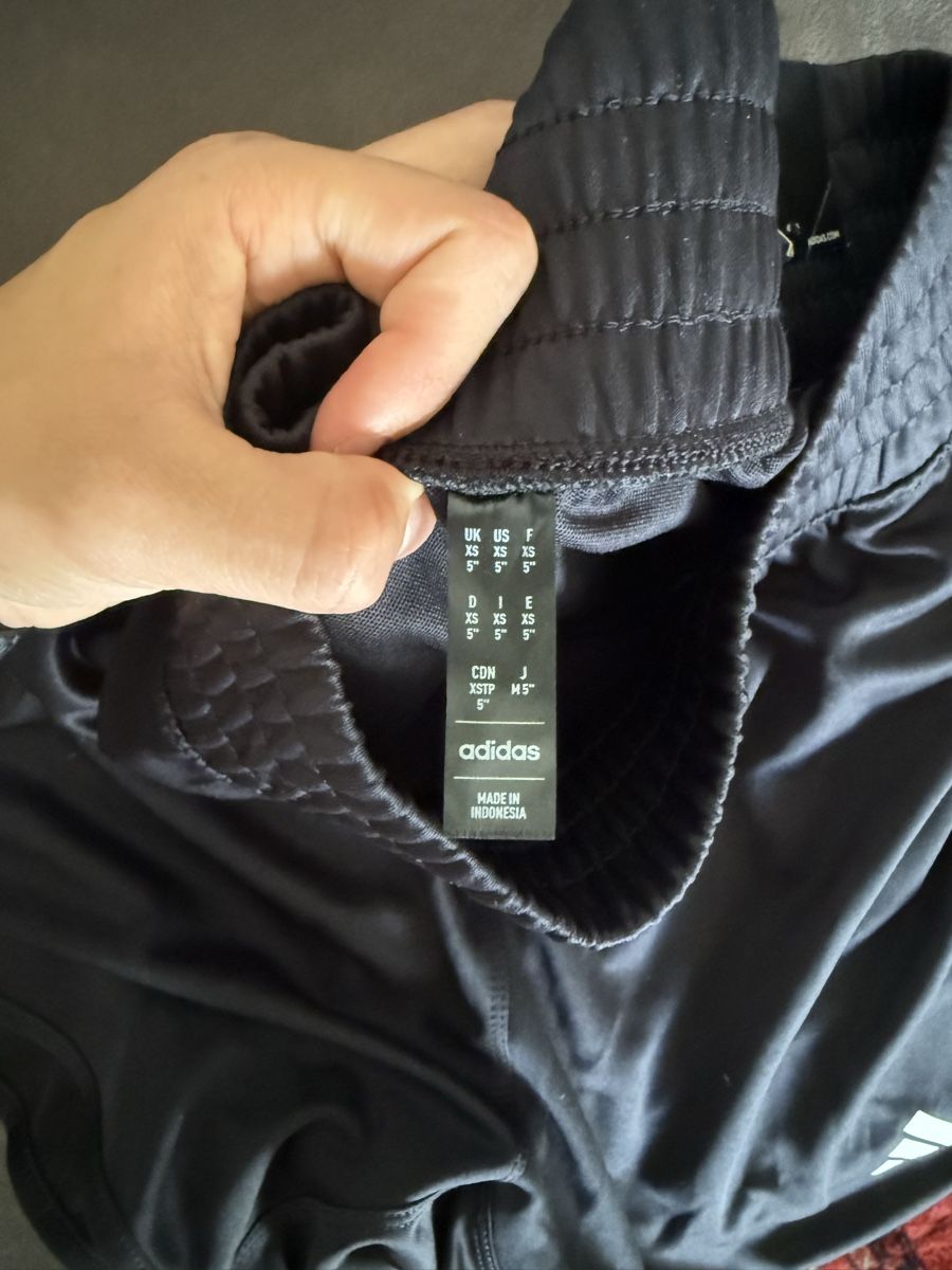 Adidas Pantaloni: Running shorts Adidas XS – Nuovo e nell'imballaggio originale da Zürich venduto da gabi_sz 2