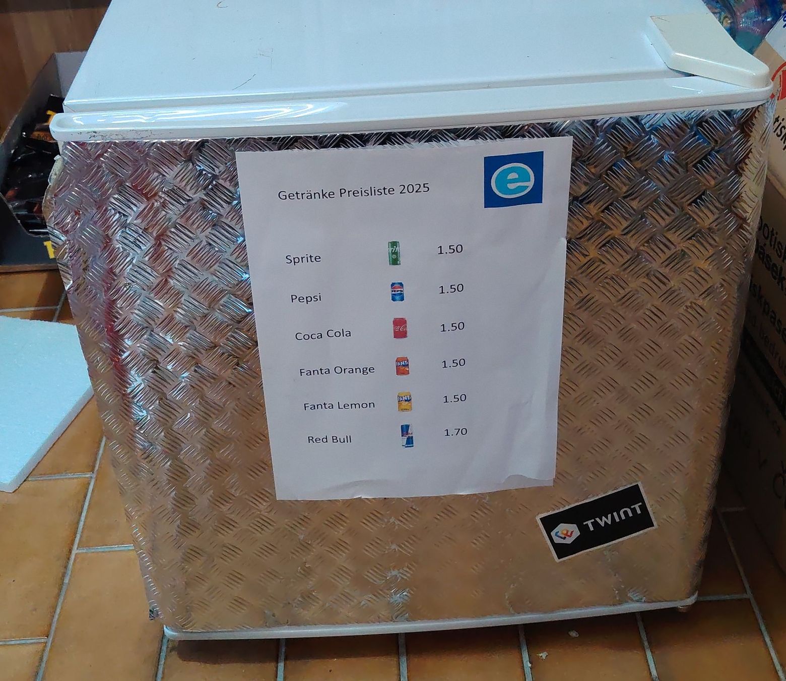 Kühlschrank: Mini Kühlschrank mit Getränkeauswahl – Gebraucht aus Aesch BL von Gebrauchtes_AeschBL