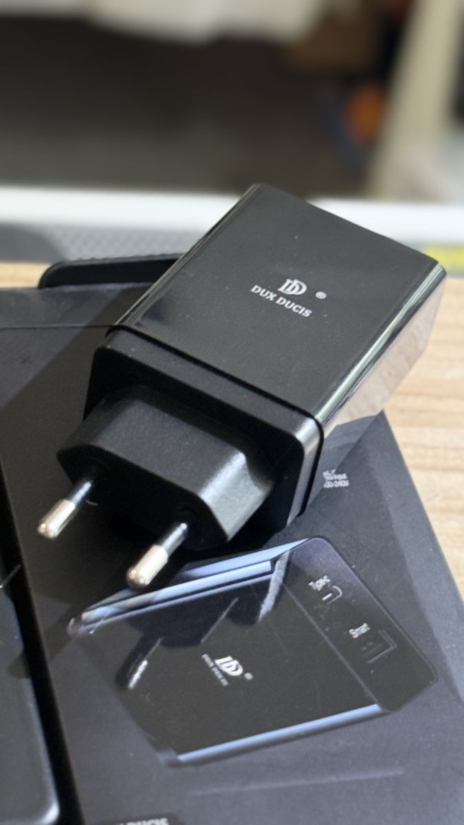Caricabatterie: Chargeur USB Rapide C40 - Type C et USB - Neuf – Nuovo e nell'imballaggio originale da Morges venduto da DigiAC 1