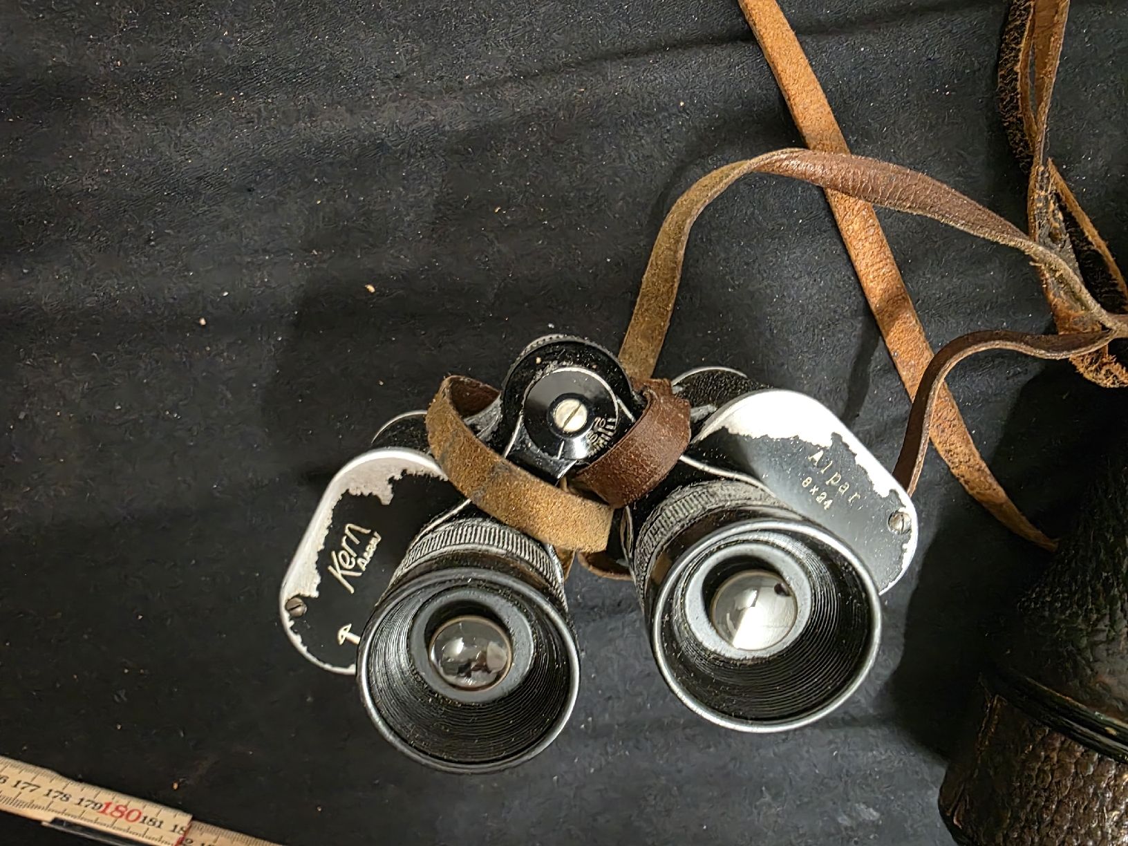 Kern Feldstecher: Vintage Feldstecher/Binoculars mit Ledertasche, Kern – Gebraucht aus Wolfertswil von Antiko 4