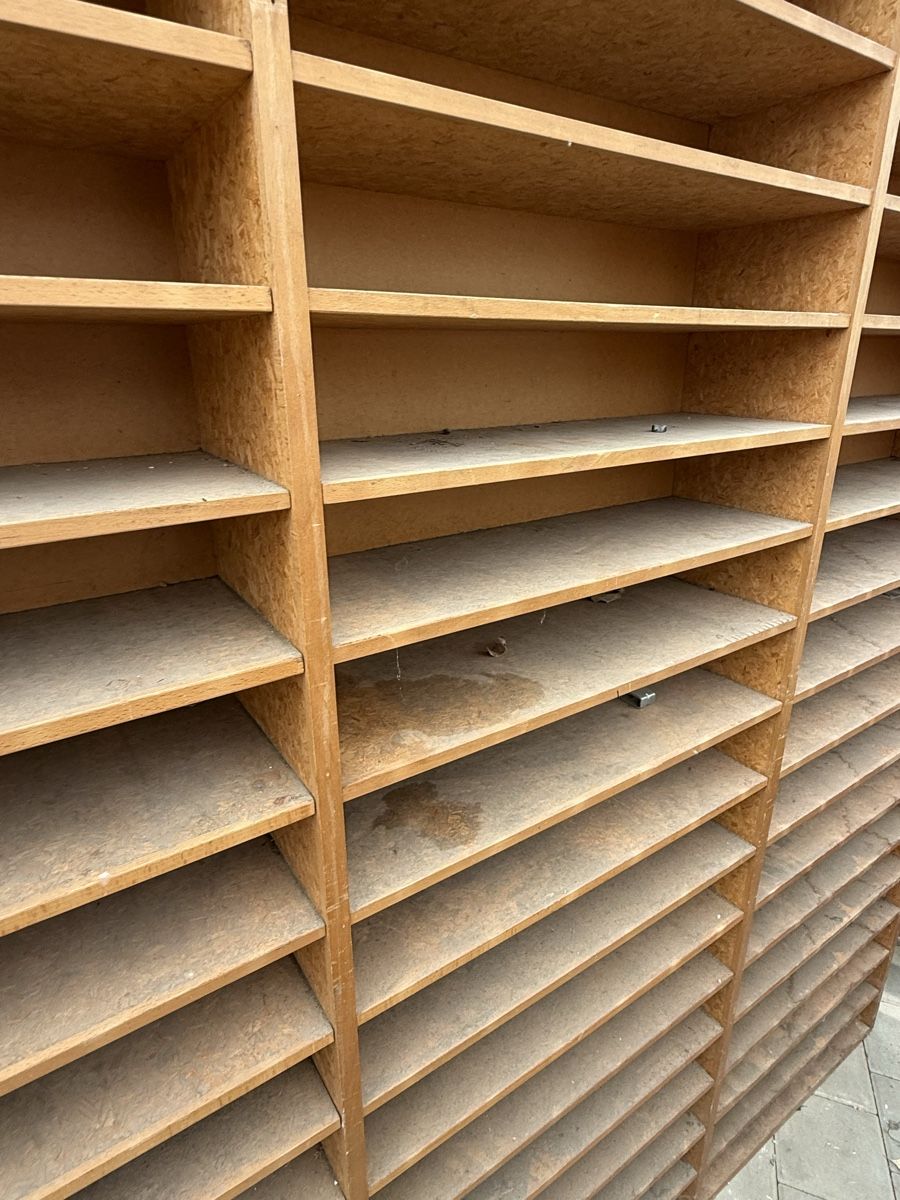 Scaffali: Antikes Holzregal – Usato da Binningen venduto da Binninger 1
