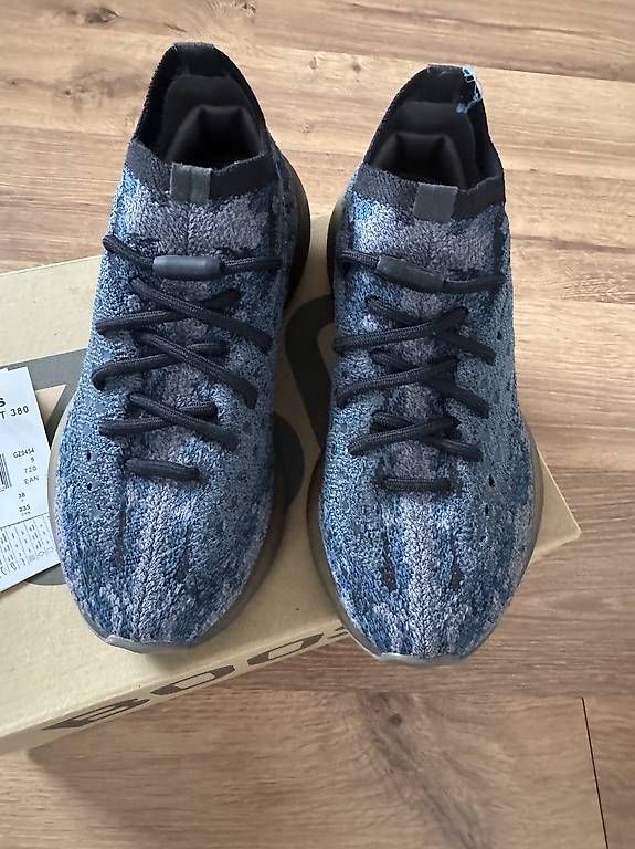 Chaussures hommes: Adidas Yeezy Boost 38 – D'occasion à Villars-le-Grand par fan_r8pw