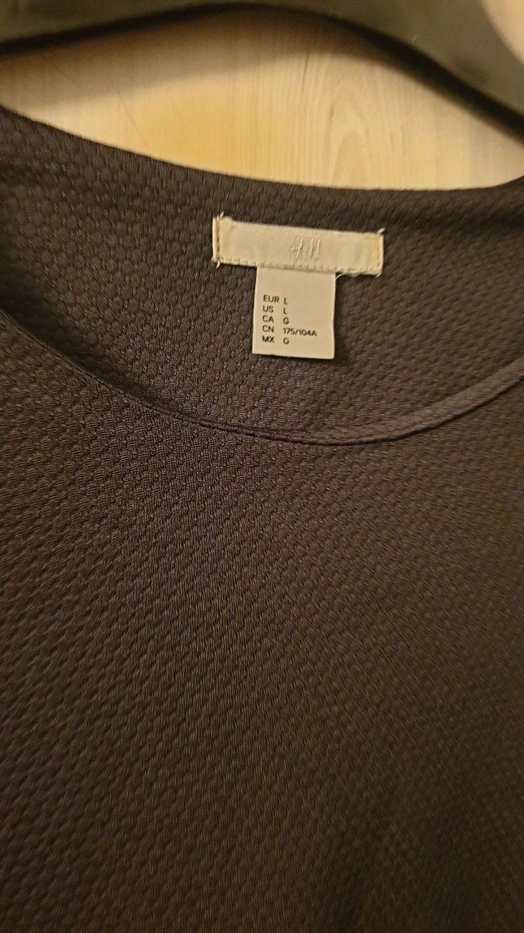 H&M T-shirt: T Shirt – Usato da Clarens venduto da fur_bxq2 1