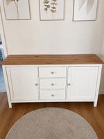 Weisses Sideboard mit Holzplatte