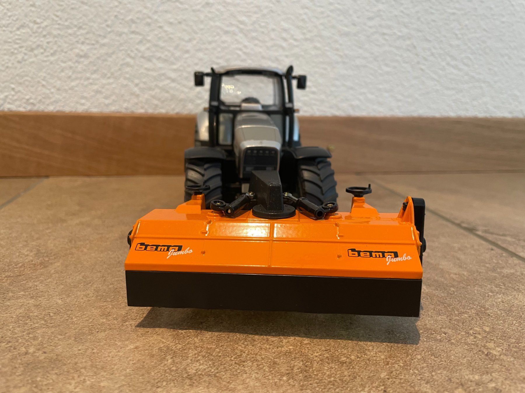 Lamborghini Traktoren: SIKU Lamborghini R8.265 mit Kehrmaschine – Neu und originalverpackt aus Kreuzlingen von Stefan1150 1