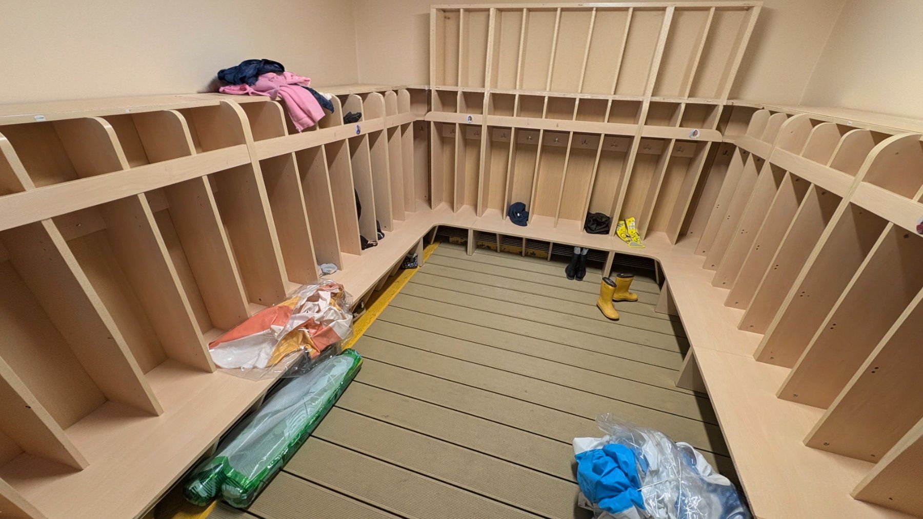 Garderobe: Garderoben von Kinderkrippe ausHolz – Gebraucht aus Kilchberg ZH von christophschmid
