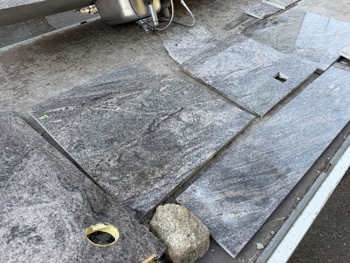 Pietre & tegole: Küchenabdeckung Granit – Usato da Baden venduto da vrisal 1