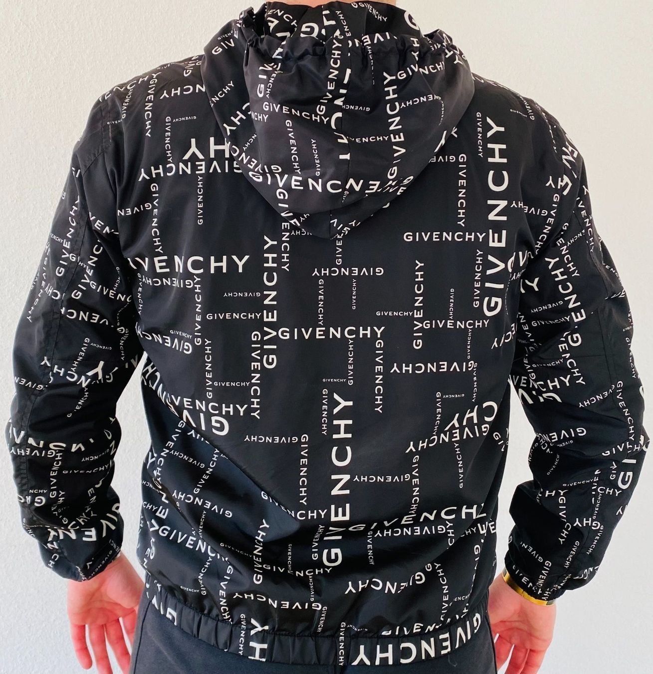 Givenchy Giacche: GIVENCHY Black All-Over Logo Windbreaker – Nuovo (secondo la descrizione) da Breitenbach venduto da lalaqu 1