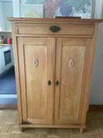 Antiker Schrank aus Holz