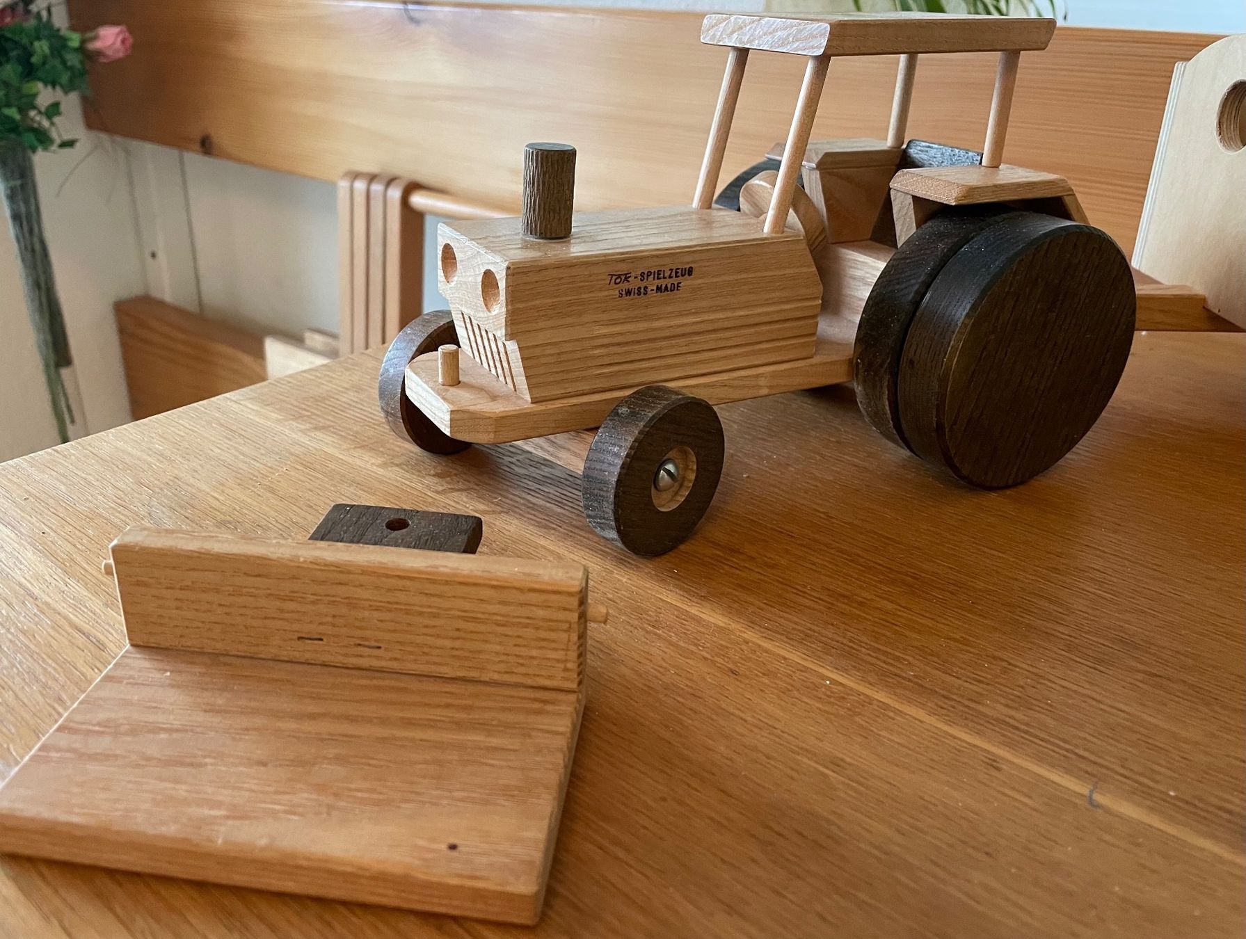 Spielzeuge: Holztraktor mit Anhänger – Gebraucht aus Wil/ZH von Wanja1 1