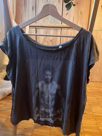 Cooles T-Shirt Gr. M, stylischer Print, guter Zustand