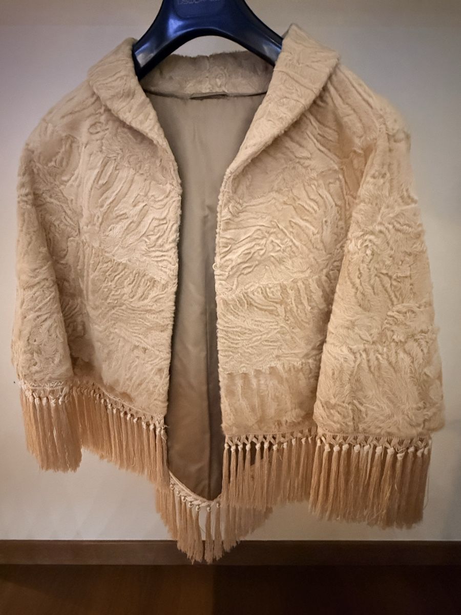 Sonstige Damenmode: Cape Balogi fourrure avec franges – Neu (gemäss Beschreibung) aus Montreux von kingfisherbeach
