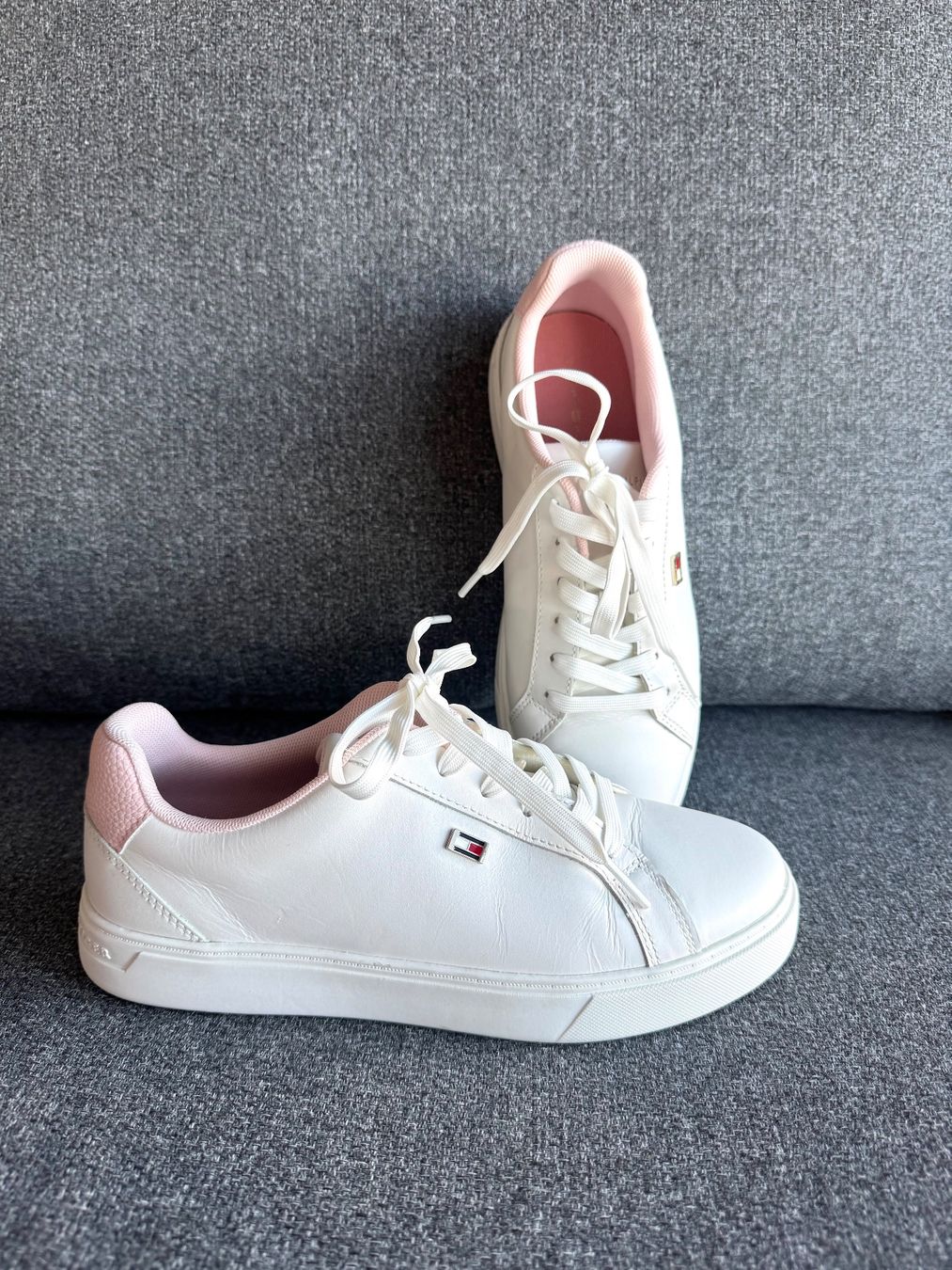 Tommy Hilfiger Chaussures femmes: Baskets Tommy Hilfiger Blanches & Roses - Taille 37 – D'occasion à Bussigny par Lanoy28 1