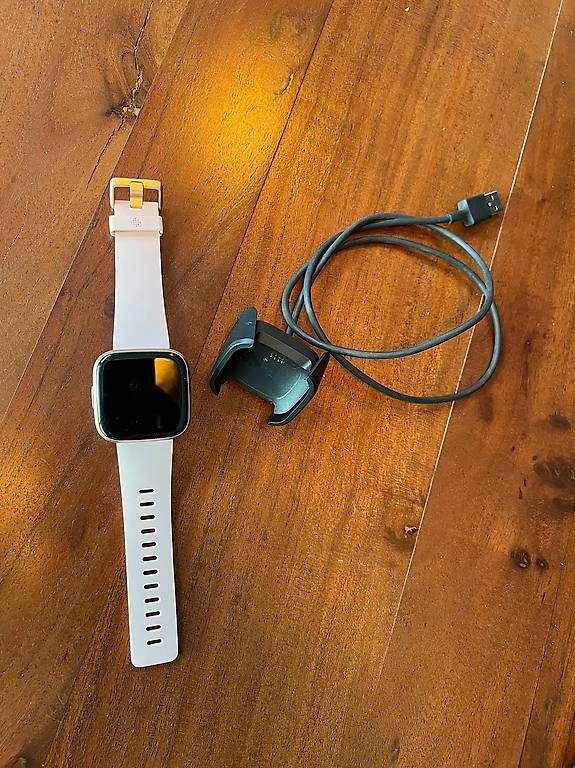 Smartwatch: FitBit Versa 2 – D'occasion à Wädenswil par Volvic13