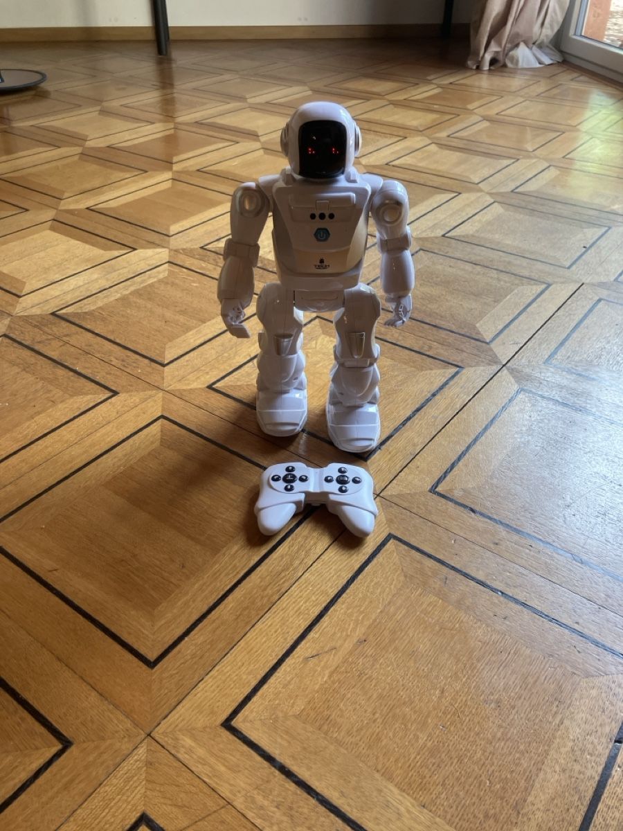 Spielzeuge: Ferngesteuerter Roboter mit Controller – Gebraucht aus Biel/Bienne von samuelhoffmann