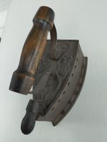 „Antikes Bügeleisen mit Holzgriff, Gusseisen, 18,5 cm,