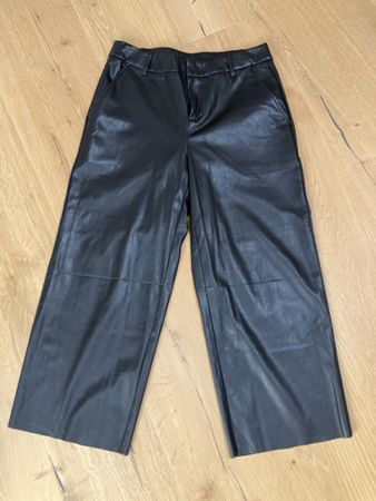 Schwarze Kunstleder Culotte Hose von Cartoon, Grösse 38