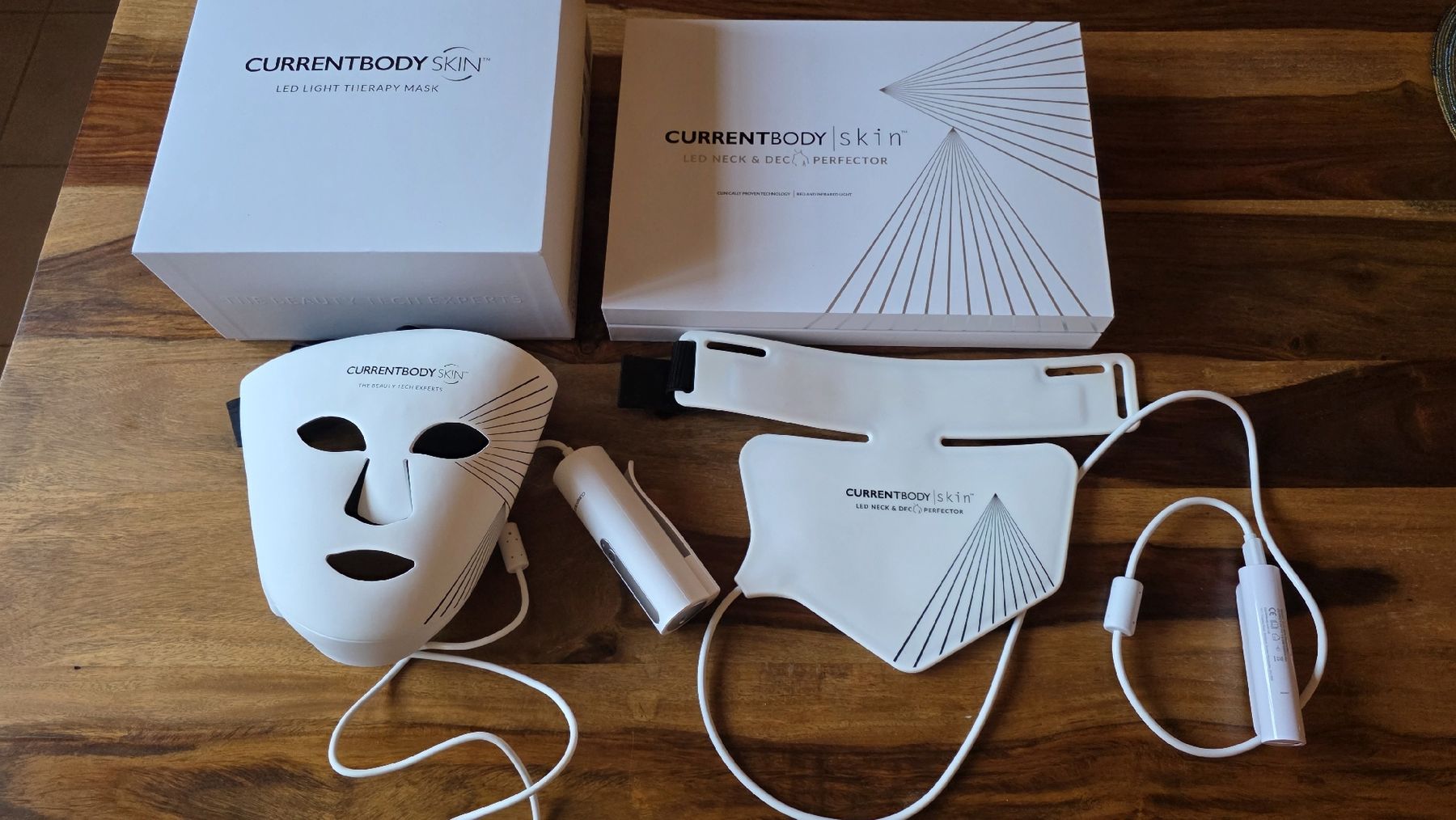 Cura del viso: Currentbody Skin LED Mask und Neck Set – Usato da Mettau venduto da eli_k78v