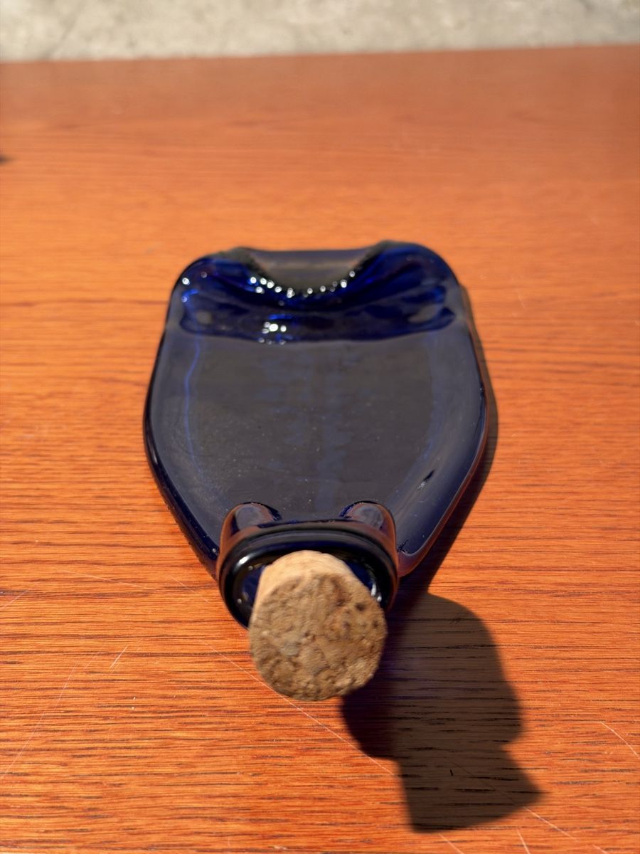 Bicchieri: Unique Flattened Blue Glass Bottle With Cork - Decor – Usato da Lausanne venduto da vas_mbk2 2