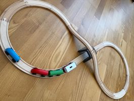 Holzeisenbahn mit Schienen und bunten Waggons