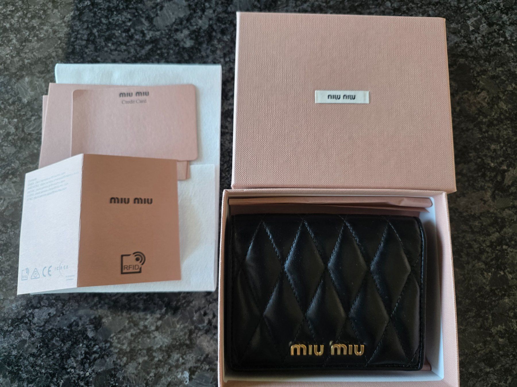 Miu Miu Portamonete: Miu Miu Geldbeutel – Usato da Zürich venduto da jpforever