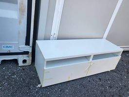 Gratis - TV-Möbel weiss mit Kabelöffnungen in der Hinterwand