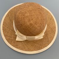 Sommerlicher Strohhut mit Schleife, auf Grösse 54 angepasst