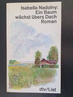 Ein Baum wächst übers Dach