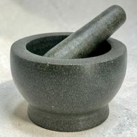 Grand mortier et pilon en granit