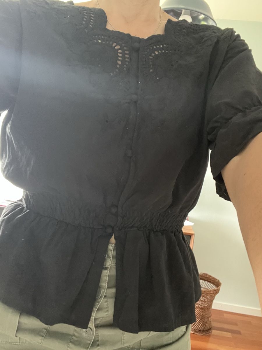 Blusen: Schwarze Spitzen-Bluse mit Raffung, Gr. S  – Neu (gemäss Beschreibung) aus Therwil von Mucjing 4