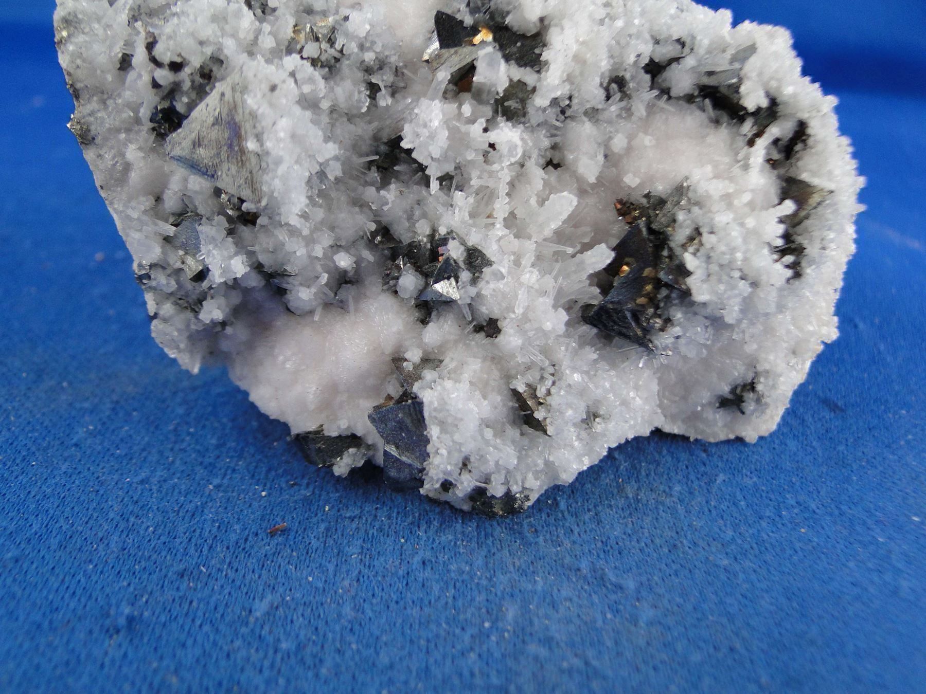Minerali & Pietre curative: Tetrahedrit auf Bergkristall – Usato da Schinznach Bad venduto da Demerald 2