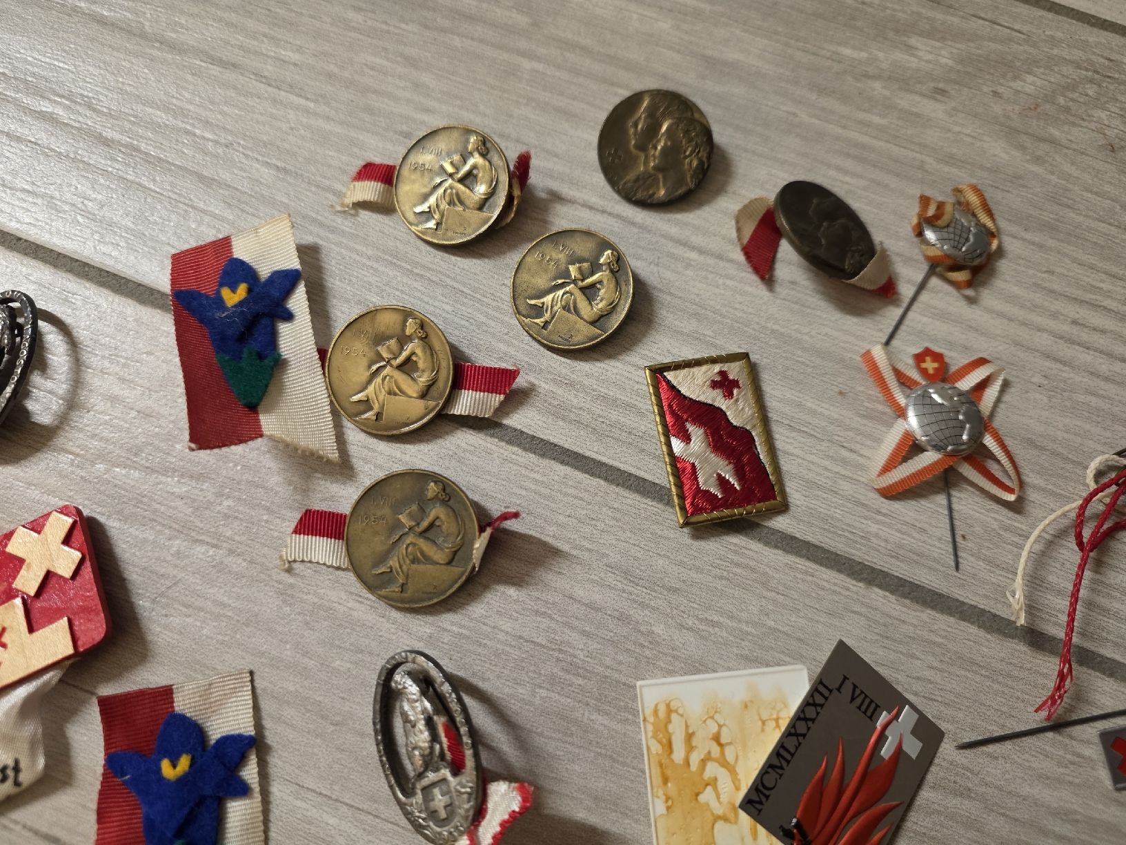 Broches & Aiguilles: 1. August Abzeichen  – D'occasion à Dorf par Echo_Elements 2