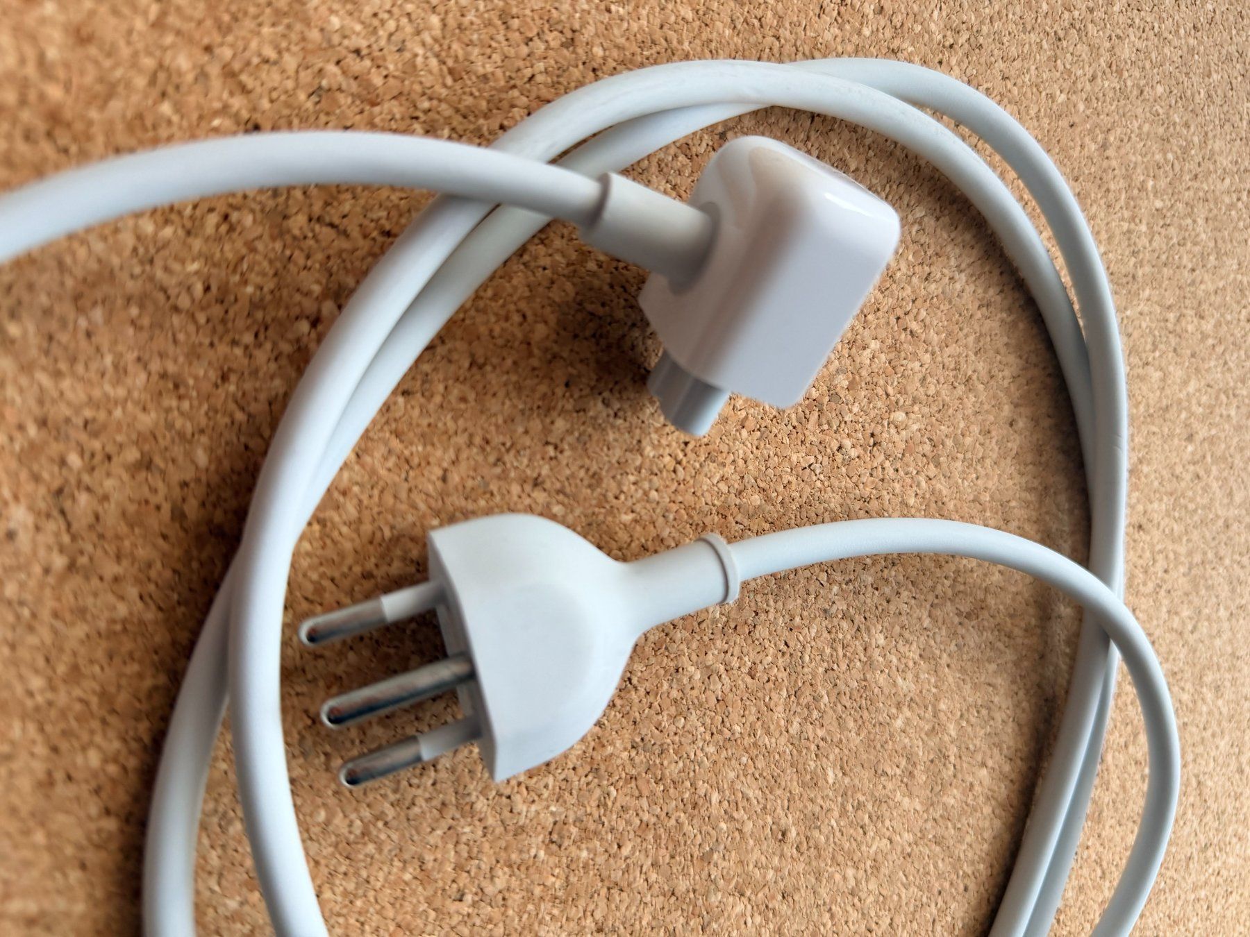 Apple Cavi: Apple Netzkabel / Stromkabel – Usato da Binningen venduto da samorga21 1