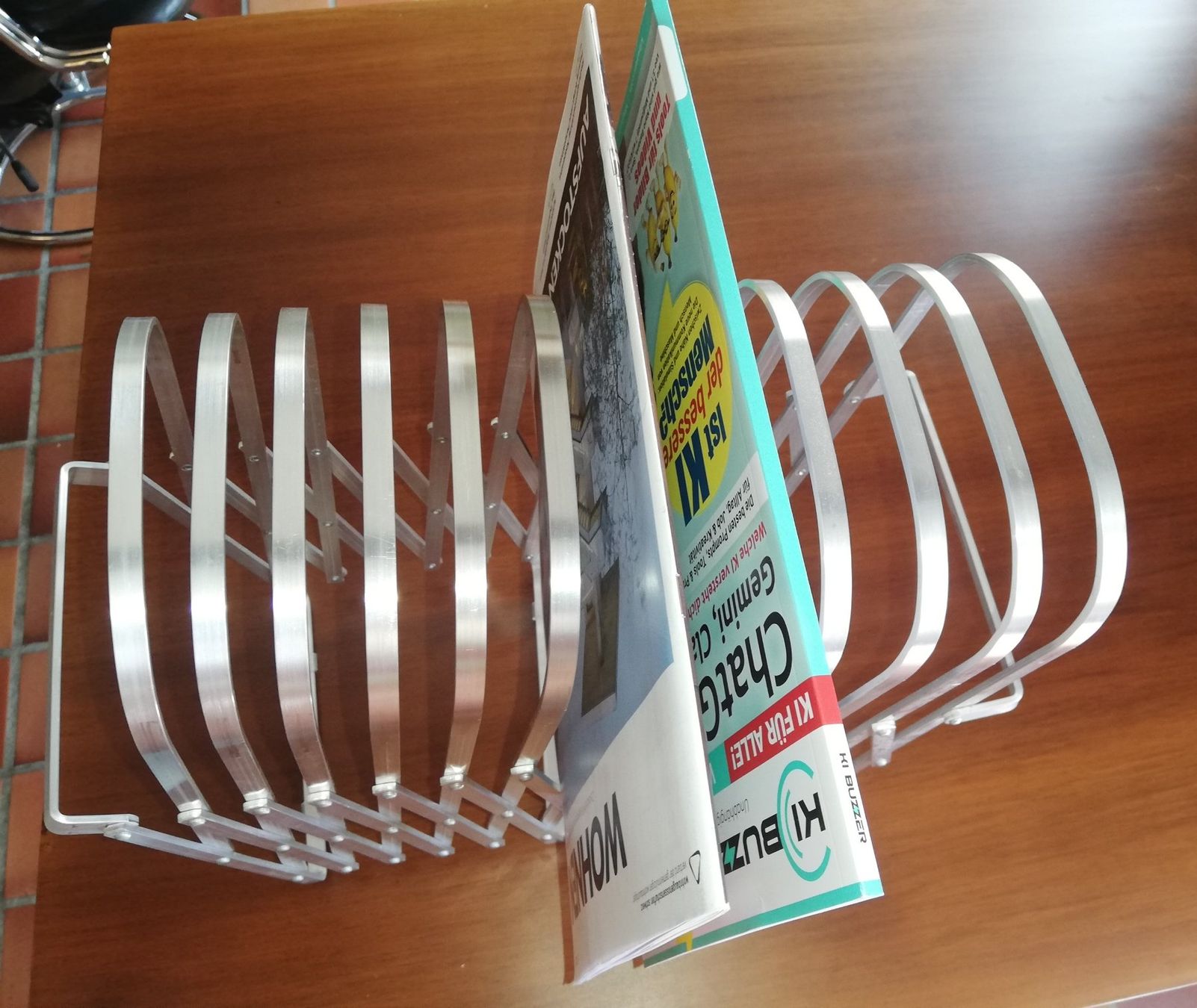 Sonstiges für Haushalt & Wohnen: Zeitungsständer Collator grössenverstellbar – Gebraucht aus Zürich von Palmlaub 1