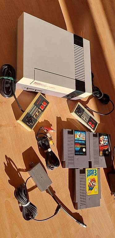 Nintendo Console: Nintendo NES mit 2 Controller und 3 Games – Usato da Steffisburg venduto da THE-NORTH-FACE