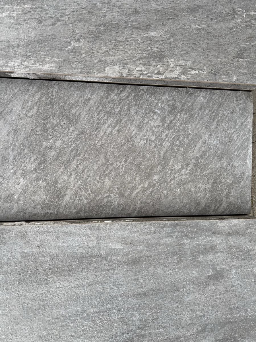 Rivestimenti per pavimenti: Keramik / Betonplatte  – Usato da Neftenbach venduto da silverdust 2