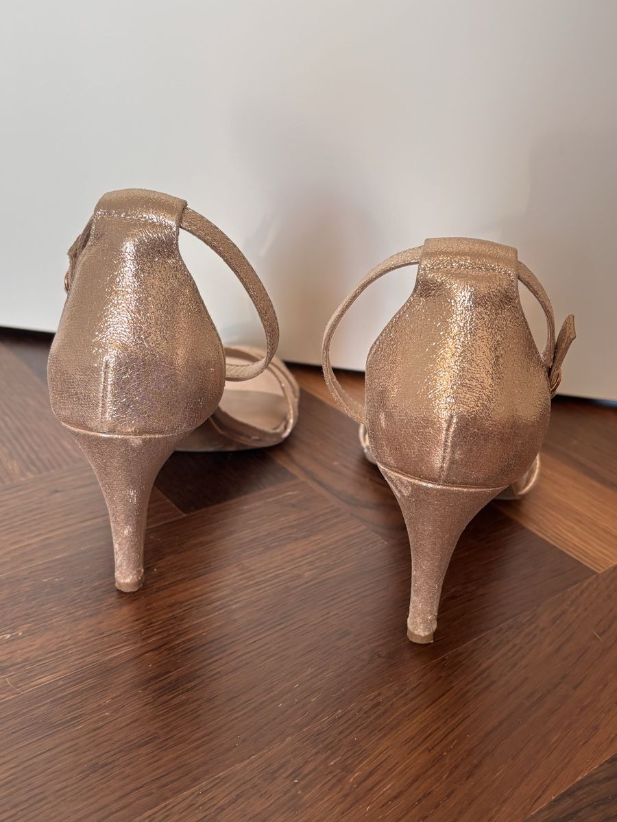 Scarpe da donna: ✨ Gold sandals, practically new! – Usato da Zürich venduto da gia_h8kg 2