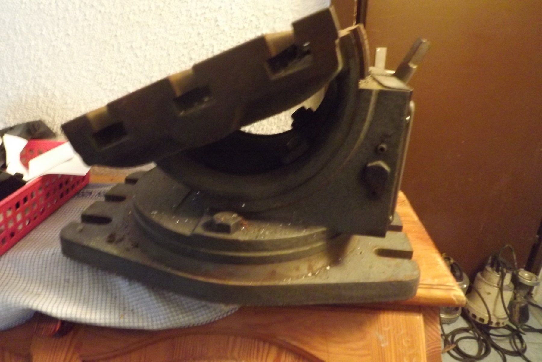 Alle Werkzeuge: Speziele  "Schraubstock", oder Tisch für Bormaschine.. – Gebraucht aus Hittnau von Szekler 1
