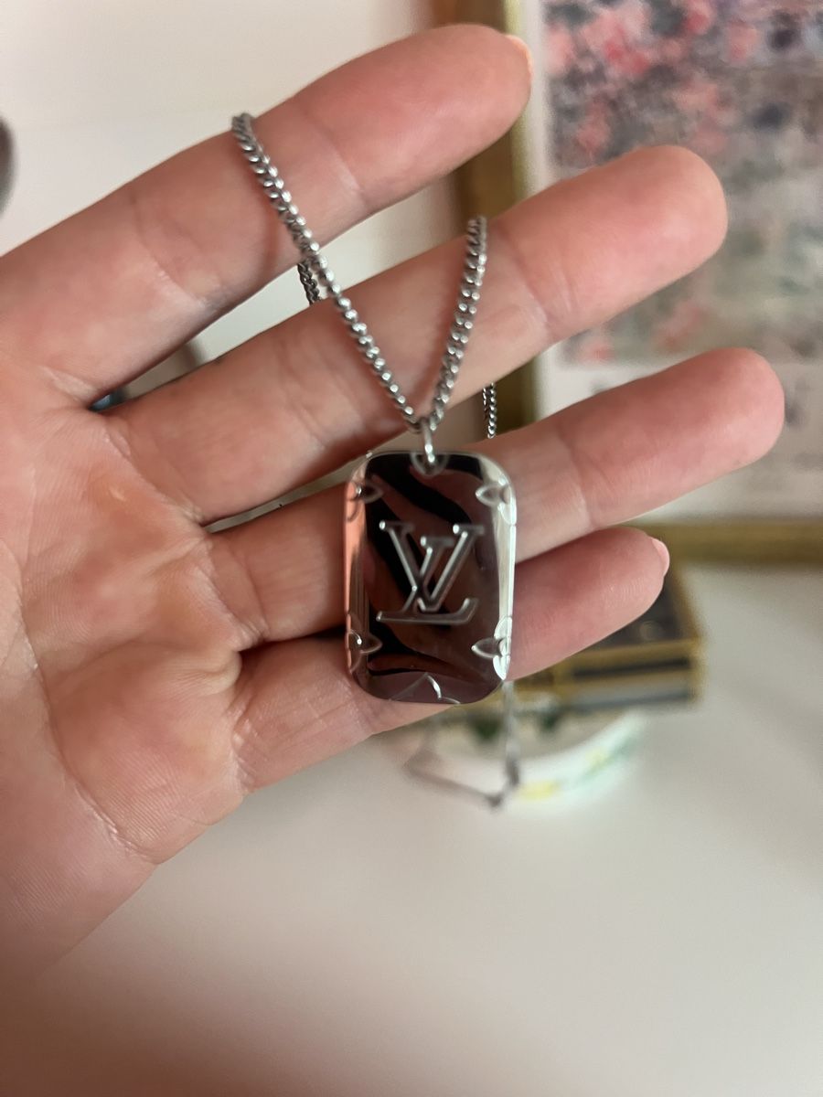 Louis Vuitton Catenine: Louis Vuitton Halskette Silber Plakette – Usato da St. Gallen venduto da deborahM95